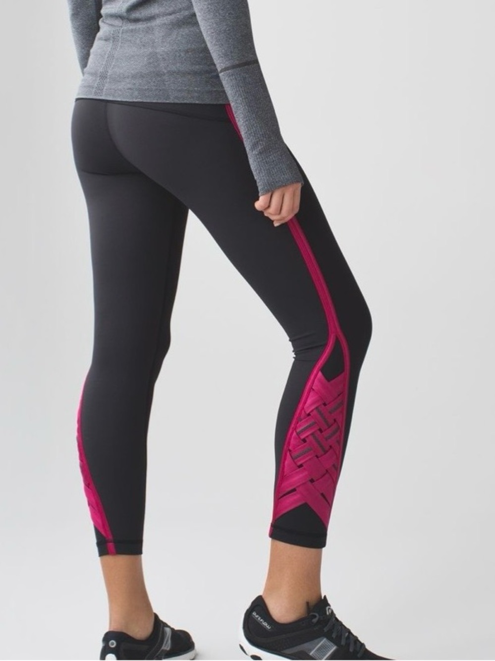 RARE: Lululemon Athletica Reflective Pace Tight Weave Black/Berry Rumble Size 4